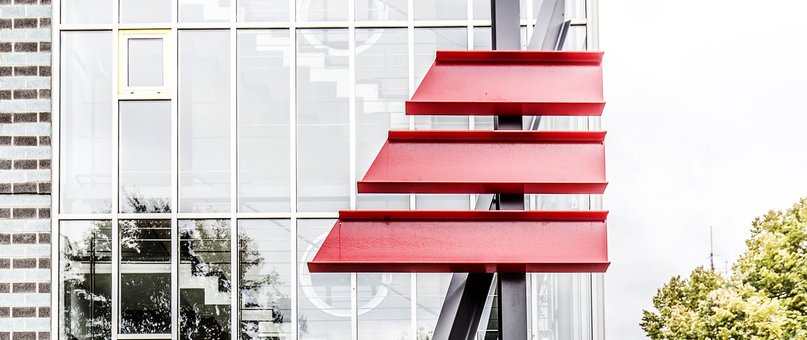 Das Logo der LAK vor dem Kammergebäude