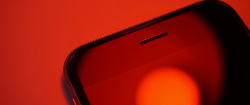 Handy rot Ein Handy auf rotem Grund