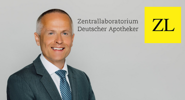 Kammerpräsident Braun mit dem Logo des ZL